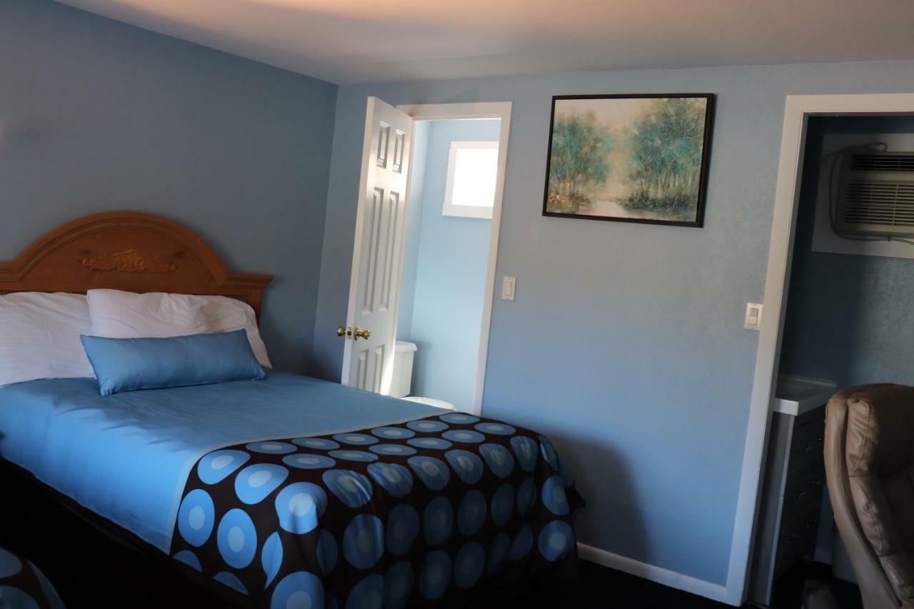 Hitching Post Country Motel Cornwall エクステリア 写真