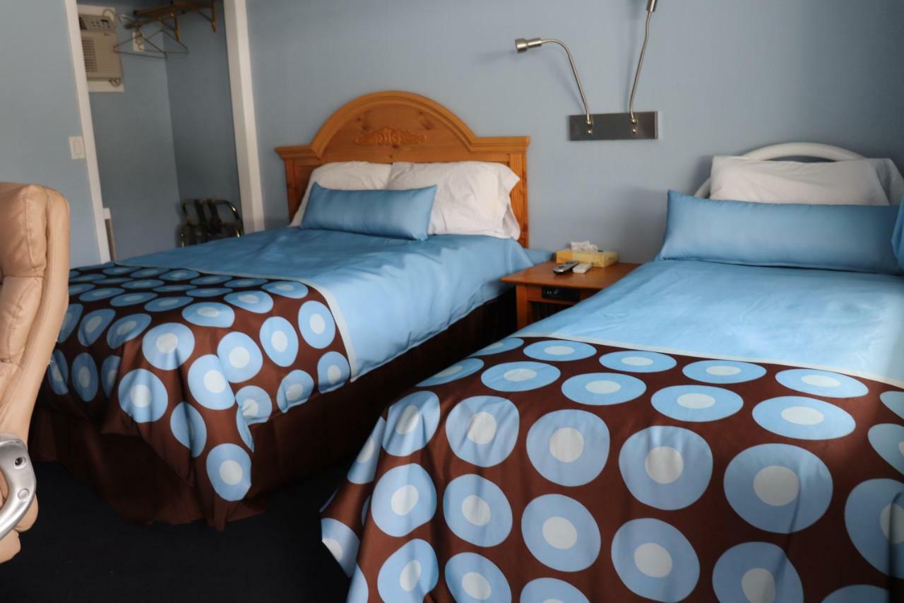 Hitching Post Country Motel Cornwall エクステリア 写真