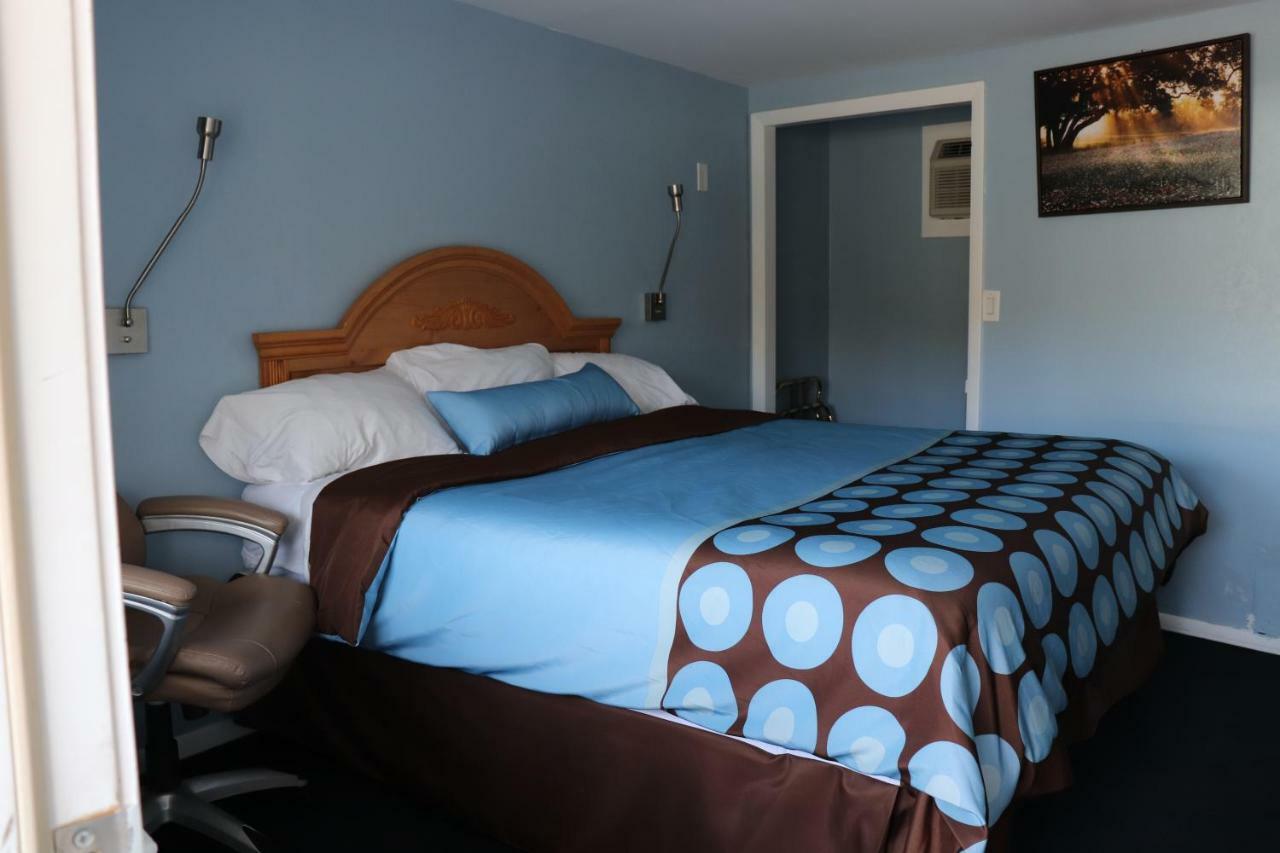 Hitching Post Country Motel Cornwall エクステリア 写真