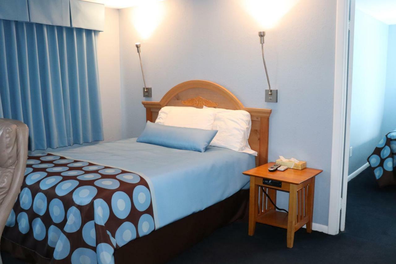 Hitching Post Country Motel Cornwall エクステリア 写真