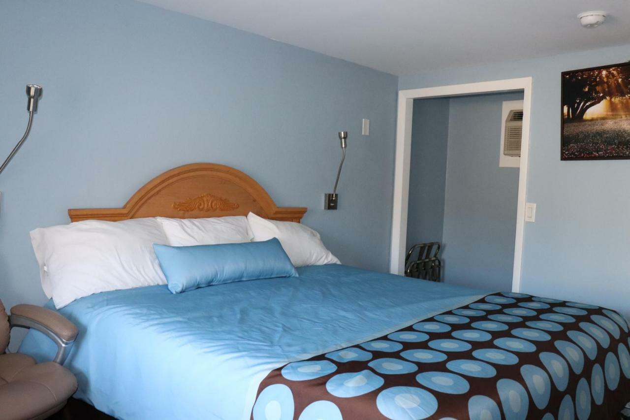 Hitching Post Country Motel Cornwall エクステリア 写真