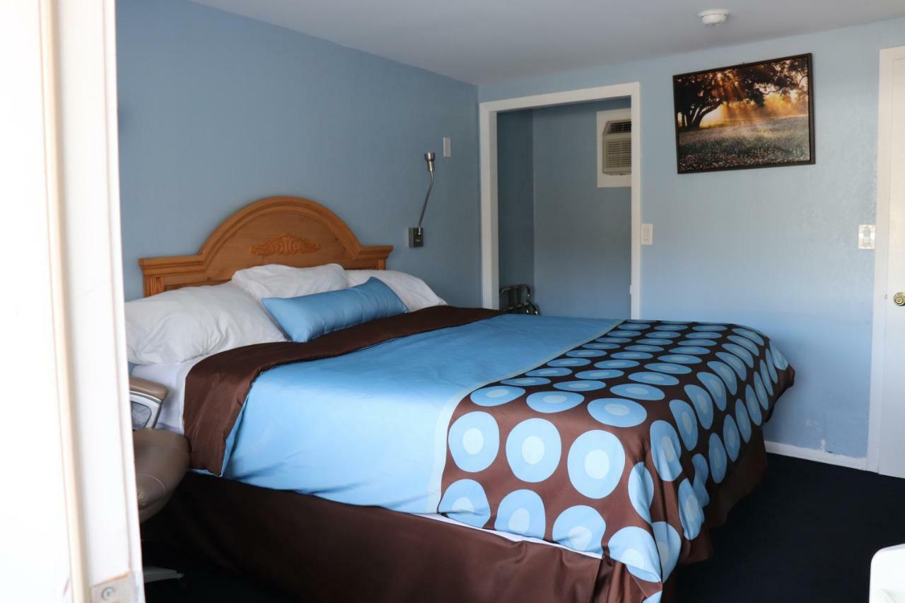 Hitching Post Country Motel Cornwall エクステリア 写真