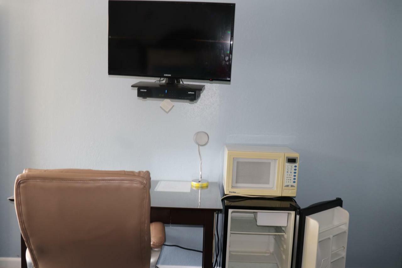 Hitching Post Country Motel Cornwall エクステリア 写真