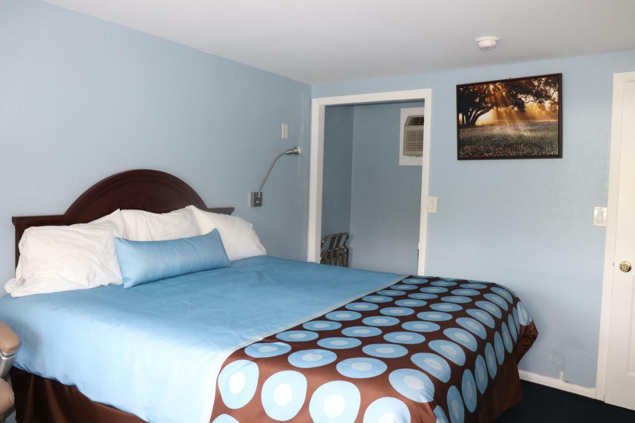 Hitching Post Country Motel Cornwall エクステリア 写真