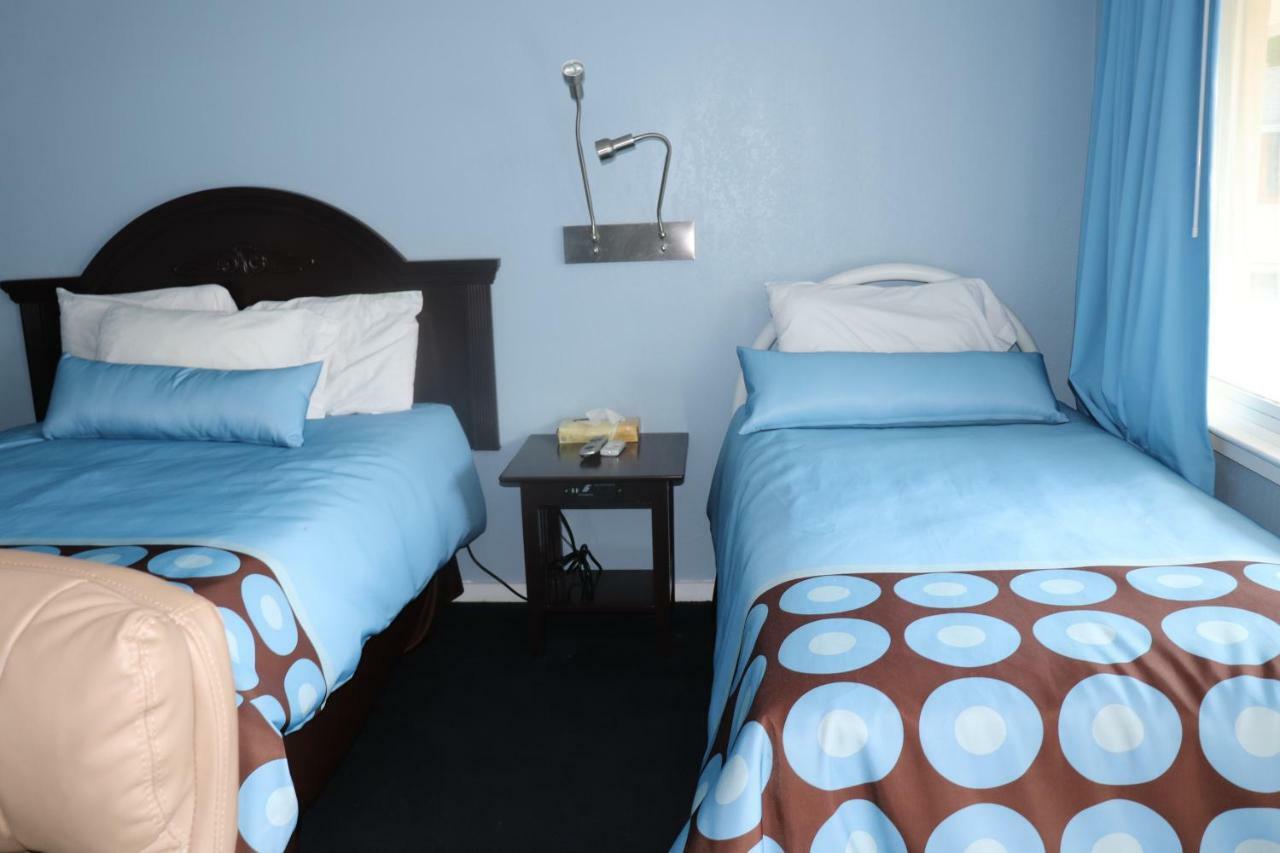Hitching Post Country Motel Cornwall エクステリア 写真