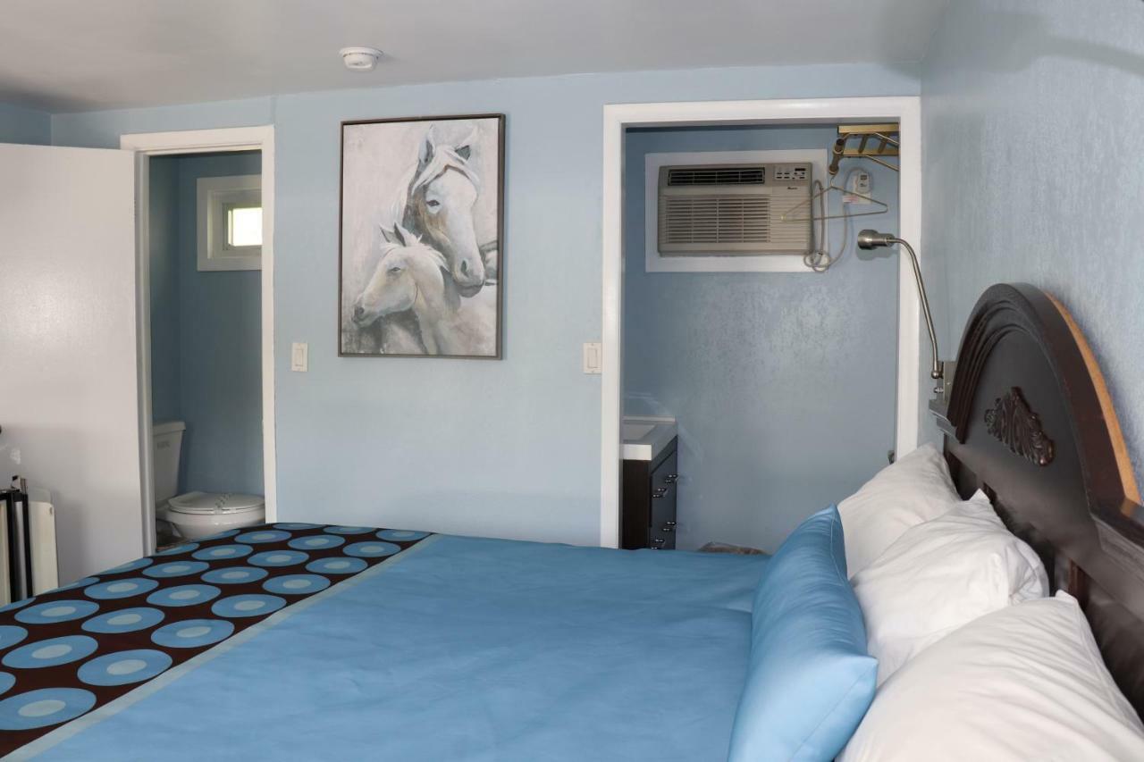 Hitching Post Country Motel Cornwall エクステリア 写真